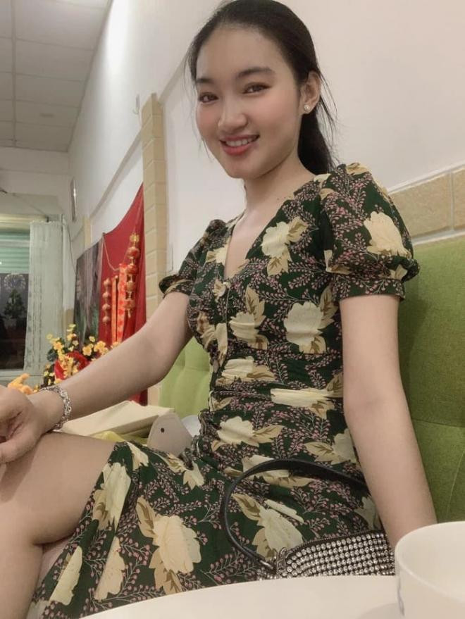 nhan-sac-doi-thuong-nhu-thieu-nu-doi-muoi-cua-ba-xa-tiet-cuong-mat-moc-khong-ti-vet-nu-cuoi-nhu-toa-nang-5-ngoisaovn-w700-h933 3 nhan-sac-doi-thuong-nhu-thieu-nu-doi-muoi-cua-ba-xa-tiet-cuong-mat-moc-khong-ti-vet-nu-cuoi-nhu-toa-nang-5-ngoisaovn-w700-h933 3