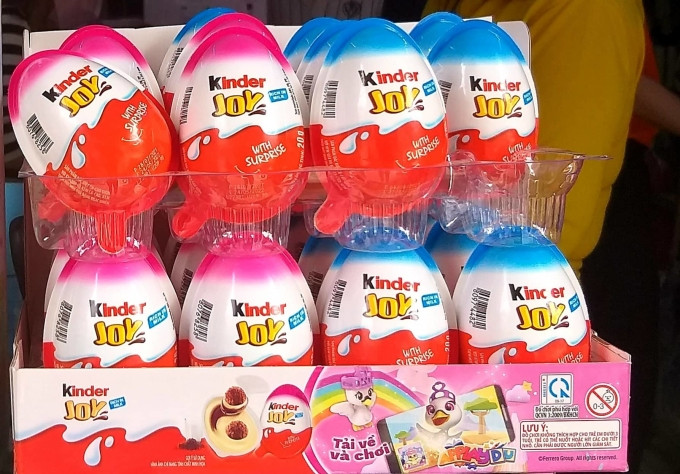 Một dòng sản phẩm kẹo trứng chocolate Kinder được nhập và bán tại TP HCM, tháng 4/2022. Ảnh: Hồng Châu