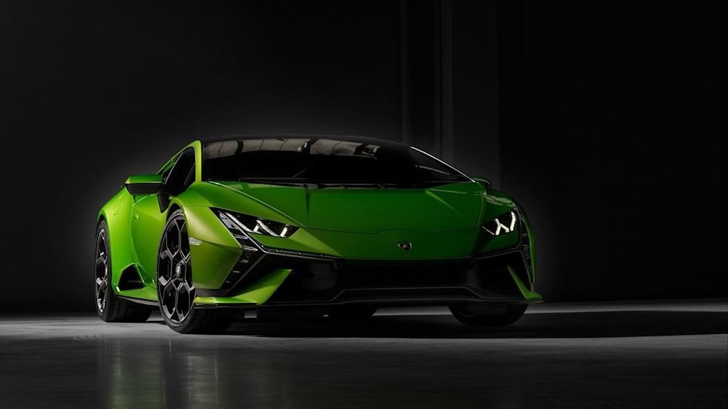 Nếu bạn yêu thích siêu xe như Lamborghini, hãy cùng chiêm ngưỡng bức hình nền đầy cuốn hút được trang trí bởi những phiên bản xe Lamborghini độc đáo và lộng lẫy. Chắc chắn bạn sẽ cảm thấy tột đỉnh về đẳng cấp và phong cách.