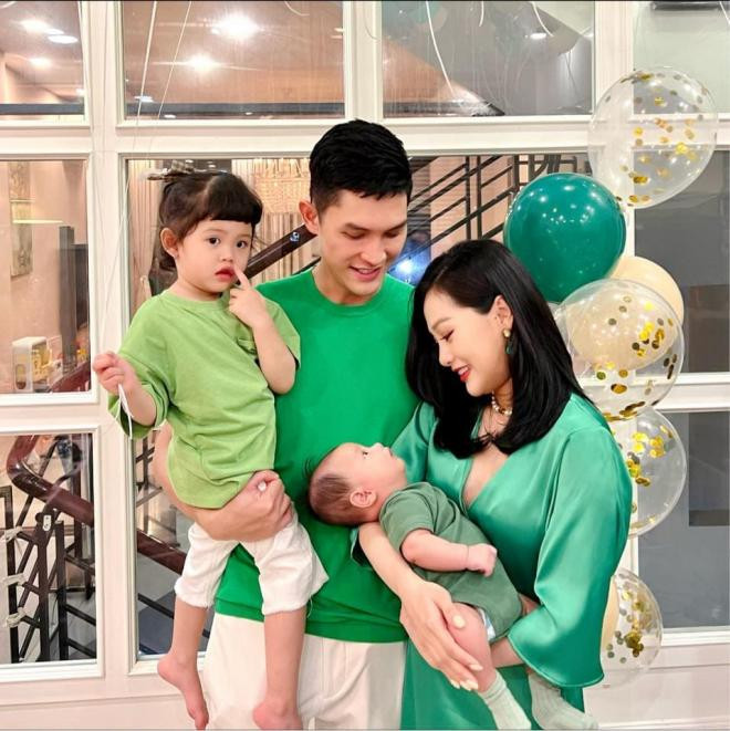 em gái quang vinh chăm con  0