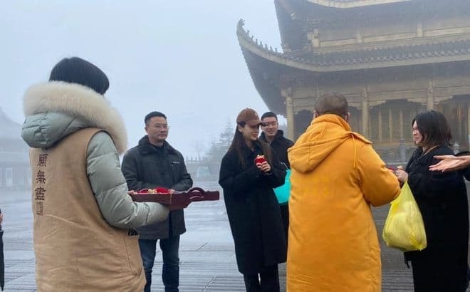 Ảnh 'team qua đường' chụp Angelababy khiến MXH rần rần, visual ra sao mà leo top Weibo không chịu hạ nhiệt? 0