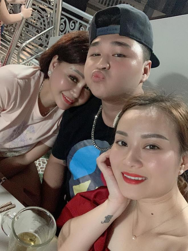 le-giang-dich-thi-la-ba-me-ruot-kiem-me-chong-quoc-dan-hiem-co-kho-tim-voi-cach-ung-xu-danh-cho-con-ruot-va-con-dau-1-ngoisaovn-w1000-h1333 9 le-giang-dich-thi-la-ba-me-ruot-kiem-me-chong-quoc-dan-hiem-co-kho-tim-voi-cach-ung-xu-danh-cho-con-ruot-va-con-dau-1-ngoisaovn-w1000-h1333 9