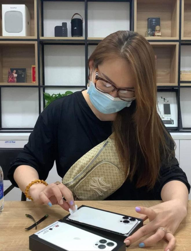 le-giang-dich-thi-la-ba-me-ruot-kiem-me-chong-quoc-dan-hiem-co-kho-tim-voi-cach-ung-xu-danh-cho-con-ruot-va-con-dau-2-ngoisaovn-w1000-h1316 8 le-giang-dich-thi-la-ba-me-ruot-kiem-me-chong-quoc-dan-hiem-co-kho-tim-voi-cach-ung-xu-danh-cho-con-ruot-va-con-dau-2-ngoisaovn-w1000-h1316 8