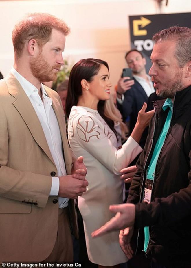  Manh nha muốn mời vợ chồng Meghan đến sự kiện lớn, Nữ hoàng lần đầu tiên vấp phải phản ứng kịch liệt, rủi ro đánh mất sự ủng hộ bấy lâu của công chúng Anh 2