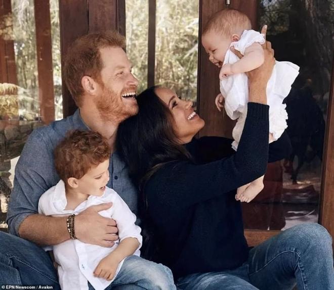  Manh nha muốn mời vợ chồng Meghan đến sự kiện lớn, Nữ hoàng lần đầu tiên vấp phải phản ứng kịch liệt, rủi ro đánh mất sự ủng hộ bấy lâu của công chúng Anh 4