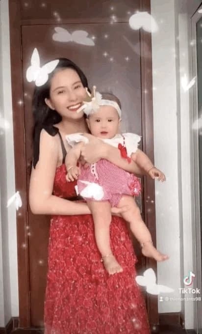 thien-an-ban-ron-vua-make-up-vua-ru-con-gai-ngu-khoanh-khac-cung-xiu-cua-con-gai-cuc-yeu-7-ngoisaovn-w412-h680 1
