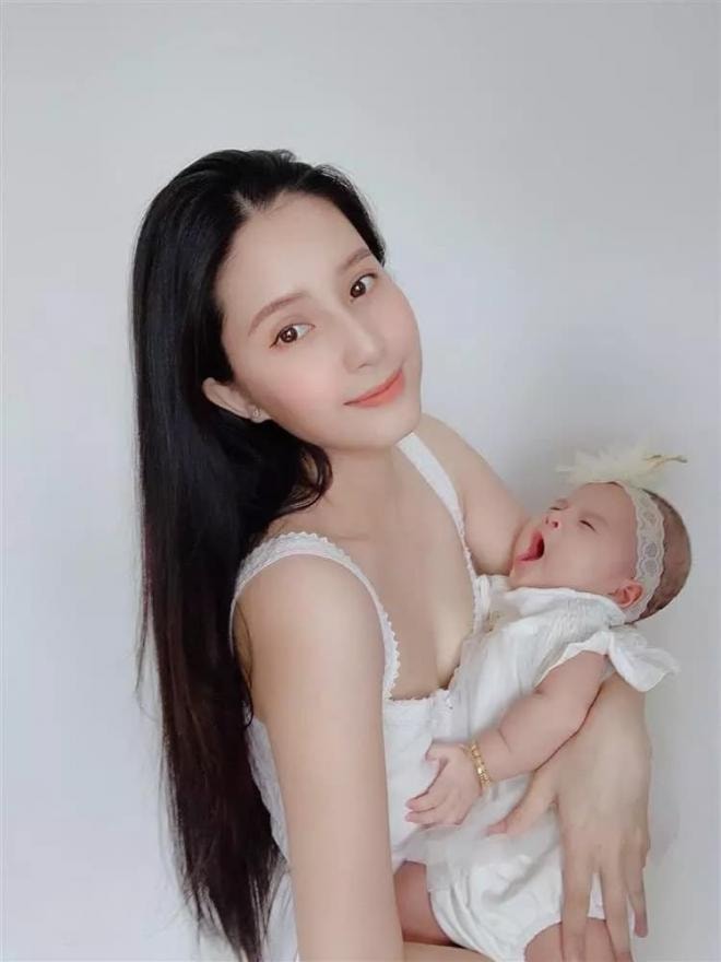 thien-an-ban-ron-vua-make-up-vua-ru-con-gai-ngu-khoanh-khac-cung-xiu-cua-con-gai-cuc-yeu-6-ngoisaovn-w750-h1000 2