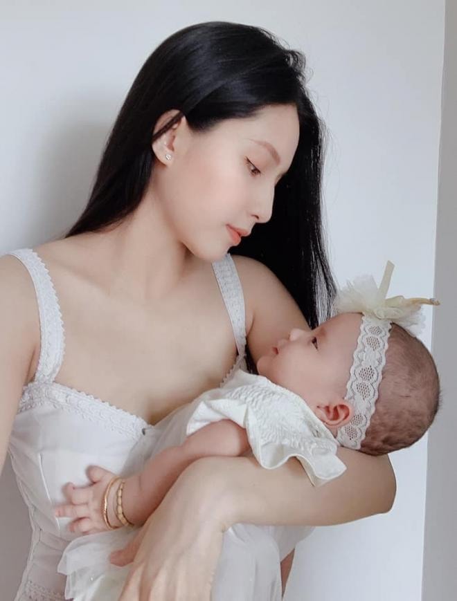 thien-an-ban-ron-vua-make-up-vua-ru-con-gai-ngu-khoanh-khac-cung-xiu-cua-con-gai-cuc-yeu-8-ngoisaovn-w729-h960 0