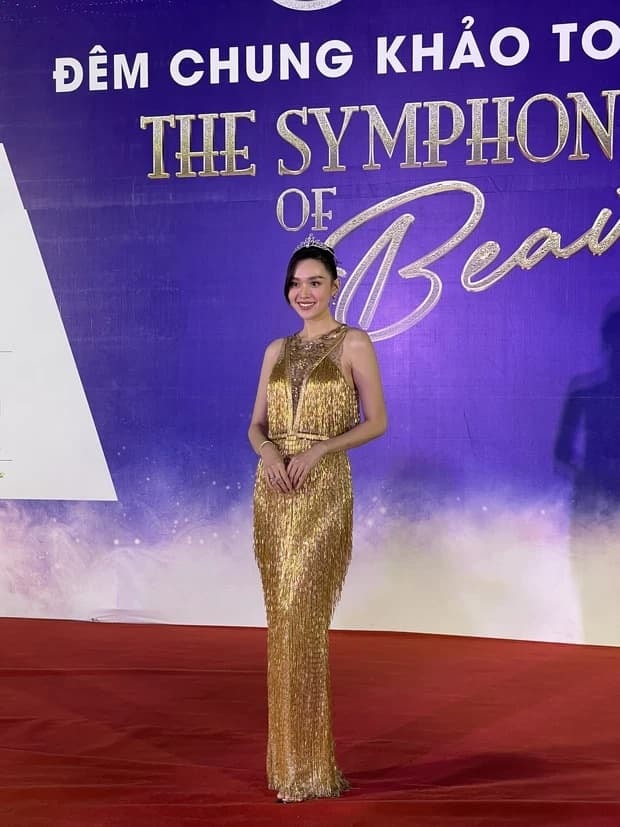 dan-hoa-hau-a-hau-dinh-dam-lo-nhan-sac-that-tren-tham-do-chung-khao-miss-world-viet-nam-2022-4-ngoisaovn-w620-h827 5