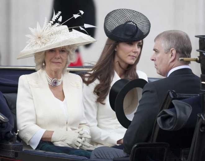 Bà Camilla phách lối như thế nào? Thấy Kate giống Diana nên 'chơi chiêu' khiến cô gọi món ăn mà Charles ghét nhất  12