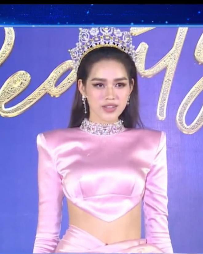 dan-hoa-hau-a-hau-dinh-dam-lo-nhan-sac-that-tren-tham-do-chung-khao-miss-world-viet-nam-2022-5-ngoisaovn-w705-h880 3