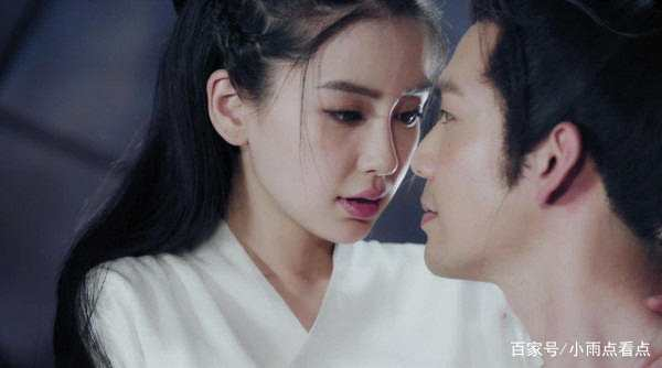 Các đạo cụ được nữ diễn viên sử dụng trong cảnh hôn: Angelababy dùng màng bọc thực phẩm, Địch Lệ Nhiệt Ba dùng thẻ ngân hàng, Dương Tử là bá đạo nhất 1