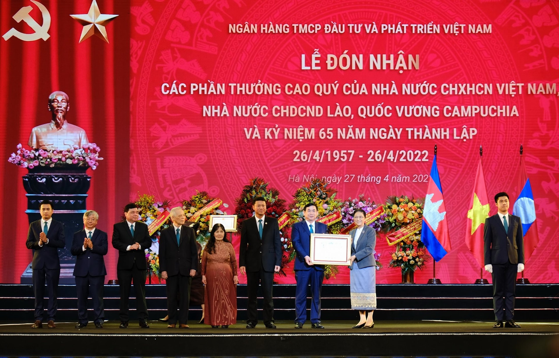 2.-pho-chu-tich-nuoc-chdcnd-lao-pany-yathotou-trao-quyet-dinh-tang-thuong-huan-chuong-phat-trien-hang-nhi-cho-dai-dien-lanh-dao-bidv.jpg