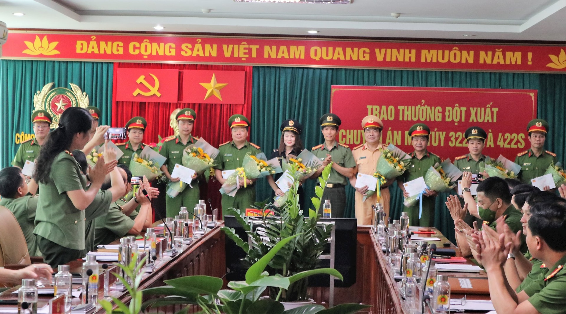 thua-uy-quyen-cua-bo-truong-bo-cong-an-dai-ta-ngo-thanh-binh-giam-doc-cong-an-tinh-tang-hoa-chuc-mung-va-thuong-nong-cac-don-vi-tham-gia-pha-thanh-cong-02-chuyen-an.jpg