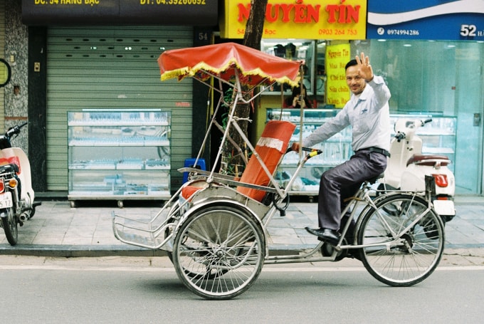 Đến Hà Nội thì trải nghiệm đi xích lô qua 36 phố phường là không thể bỏ qua. Tạp chí đánh giá là trải nghiệm khá mạo hiểm khi đi trên đường phố có xe cô đông đúc. Tuy nhiên, du khách sẽ cảm nhận được nhịp sống đặc biệt của thành phố và đi qua các nhà hàng, cửa hiệu, cơ sở kinh doanh thủ công mxy nghệ đã tồn tại qua nhiều thế hệ. Ảnh: Unsplash