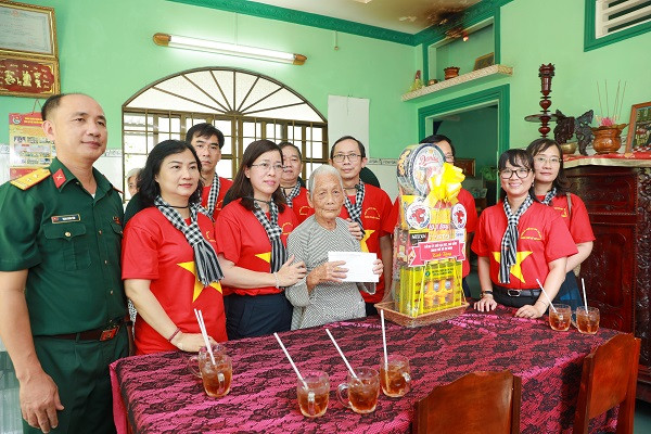 2-doan-cong-tac-tham-va-tang-qua-me-vnah-w600-h400.jpg