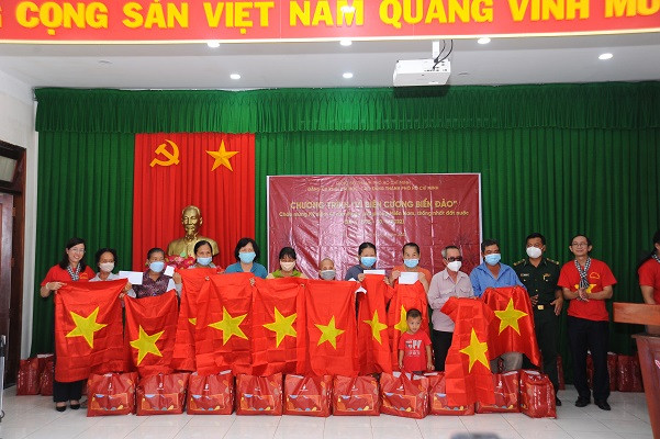 3-doan-cong-tac-tang-va-va-co-to-quoc-cho-nguoi-dan-huyen-can-gio-w601-h400.jpg