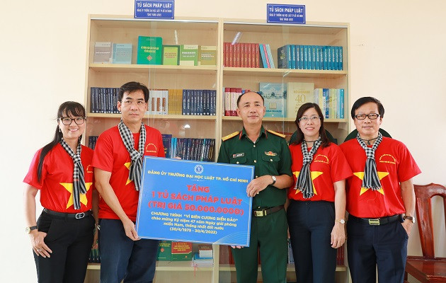 TS. Lê Trường Sơn cùng đoàn công tác tăng tủ sách pháp luật 1.jpg