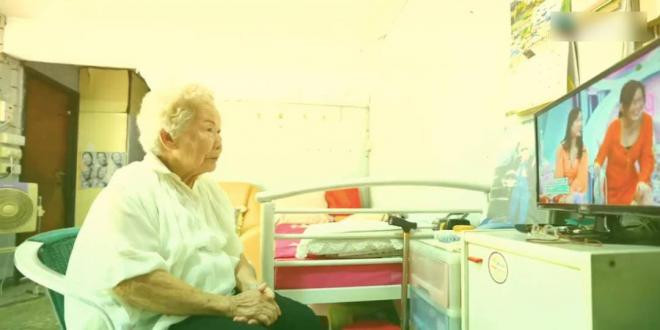 Gia nhập ngành giải trí khi đã 60 tuổi, đóng phim cùng Lưu Đức Hoa và Châu Tinh Trì, mất gần 30 năm để bà trở nên quen thuộc ở Hong Kong 8