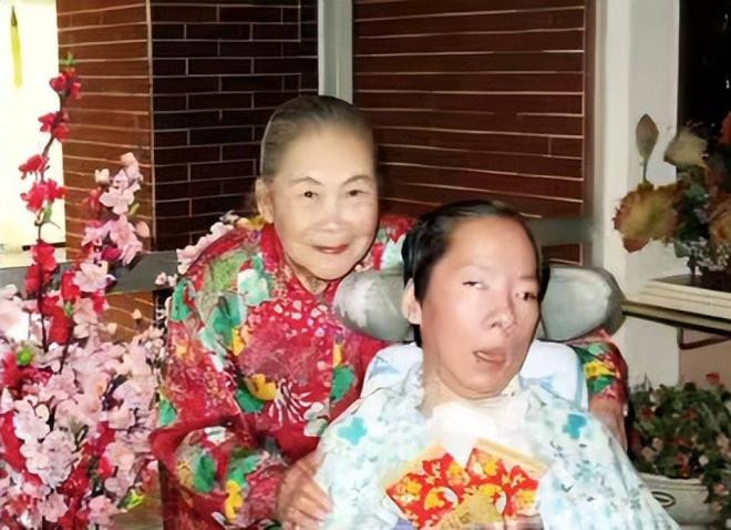 Gia nhập ngành giải trí khi đã 60 tuổi, đóng phim cùng Lưu Đức Hoa và Châu Tinh Trì, mất gần 30 năm để bà trở nên quen thuộc ở Hong Kong 3