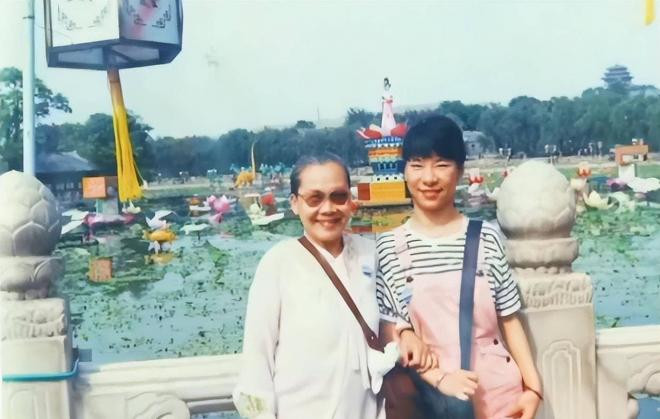 Gia nhập ngành giải trí khi đã 60 tuổi, đóng phim cùng Lưu Đức Hoa và Châu Tinh Trì, mất gần 30 năm để bà trở nên quen thuộc ở Hong Kong 1