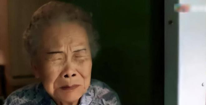 Gia nhập ngành giải trí khi đã 60 tuổi, đóng phim cùng Lưu Đức Hoa và Châu Tinh Trì, mất gần 30 năm để bà trở nên quen thuộc ở Hong Kong 0