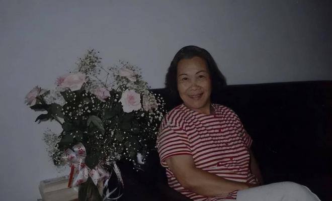 Gia nhập ngành giải trí khi đã 60 tuổi, đóng phim cùng Lưu Đức Hoa và Châu Tinh Trì, mất gần 30 năm để bà trở nên quen thuộc ở Hong Kong 12