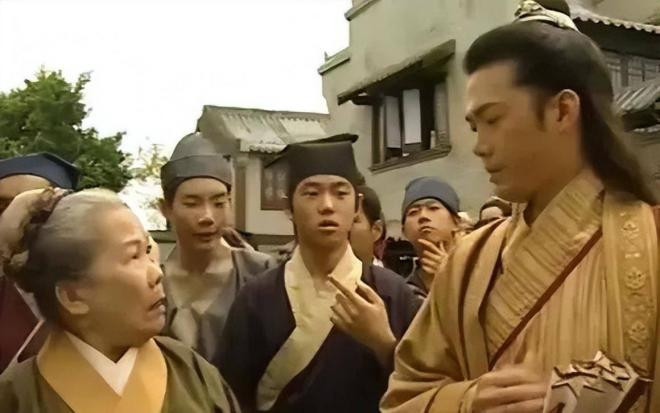 Gia nhập ngành giải trí khi đã 60 tuổi, đóng phim cùng Lưu Đức Hoa và Châu Tinh Trì, mất gần 30 năm để bà trở nên quen thuộc ở Hong Kong 11
