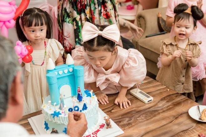nu-hoang-sac-dep-ngoc-duyen-to-chuc-sinh-nhat-4-tuoi-cho-con-gai-cung-sieu-hoanh-trang-tai-biet-thu-cua-chong-cu-17-ngoisaovn-w2048-h1364 4