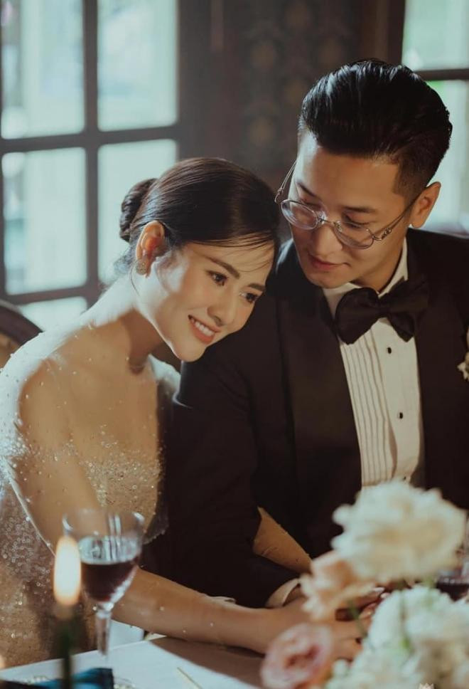 Diễn viên Việt Hoa tung loạt ảnh cưới 'tình bể bình' bên bạn trai đẹp như tài tử điện ảnh 1 Diễn viên Việt Hoa tung loạt ảnh cưới 'tình bể bình' bên bạn trai đẹp như tài tử điện ảnh 1
