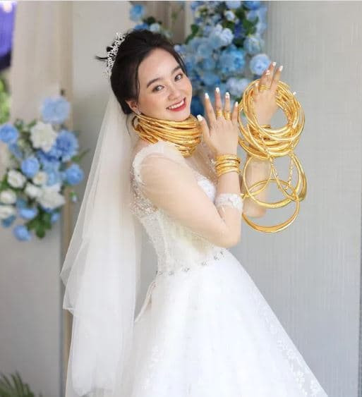 cặp đôi đeo quà cưới  1