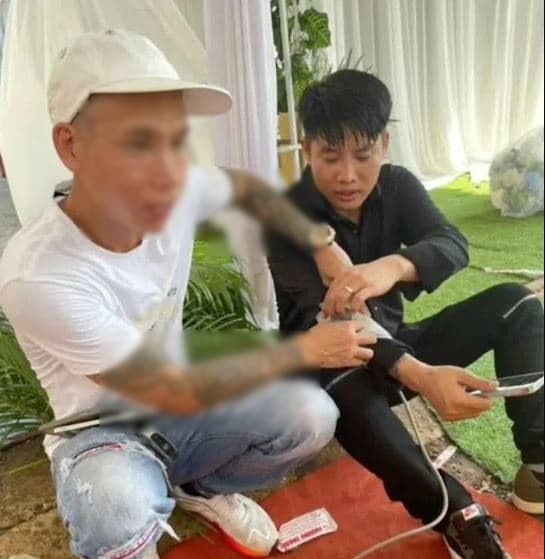 cặp đôi đeo quà cưới  2