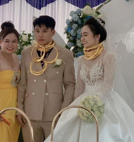cặp đôi đeo quà cưới  0