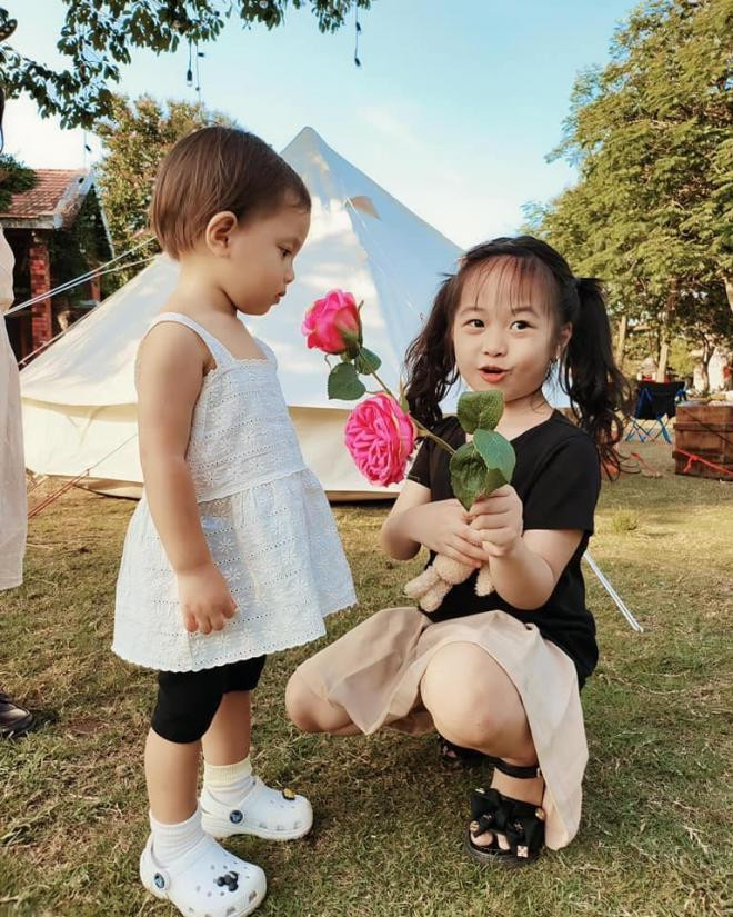 ha-ho-kim-ly-dua-con-di-choi-lisa-bat-tay-leon-pha-binh-buc-anh-gia-dinh-nhoc-u-hoa-thanh-an-moi-luc-moi-noi-26-ngoisaovn-w768-h960 19 ha-ho-kim-ly-dua-con-di-choi-lisa-bat-tay-leon-pha-binh-buc-anh-gia-dinh-nhoc-u-hoa-thanh-an-moi-luc-moi-noi-26-ngoisaovn-w768-h960 19
