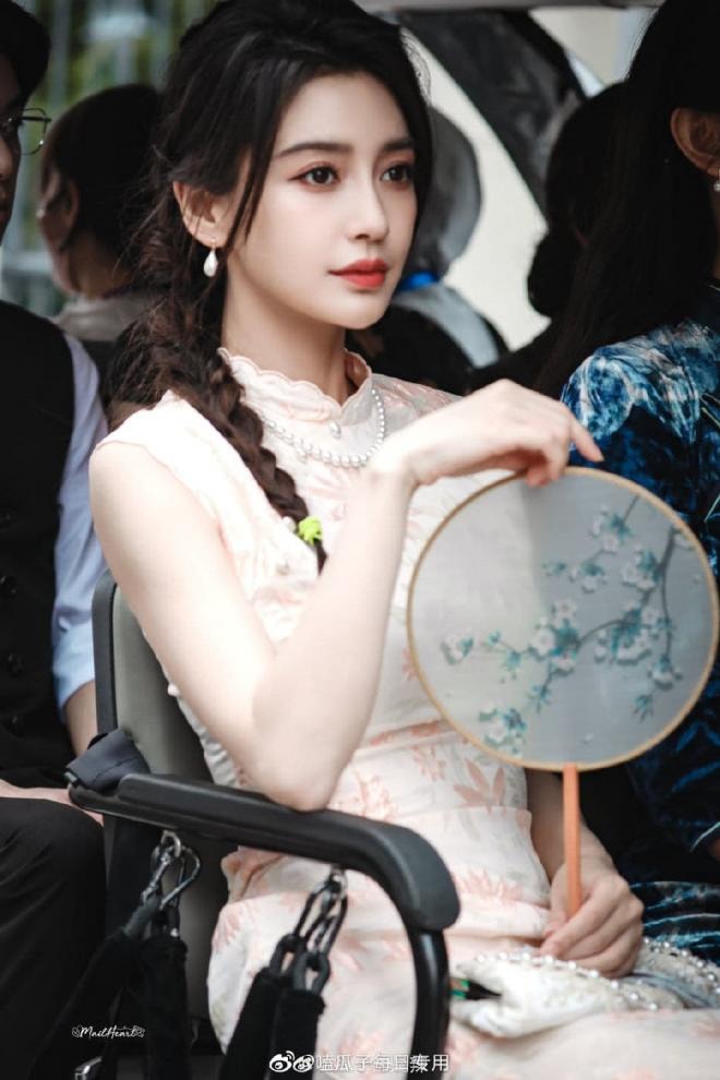Angelababy gây sốt với nhan sắc hút hồn khi diện sườn xám gợi cảm đi quay show 9