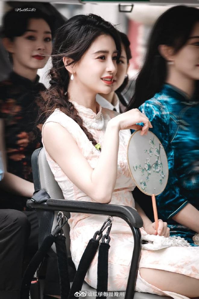 Angelababy gây sốt với nhan sắc hút hồn khi diện sườn xám gợi cảm đi quay show 7