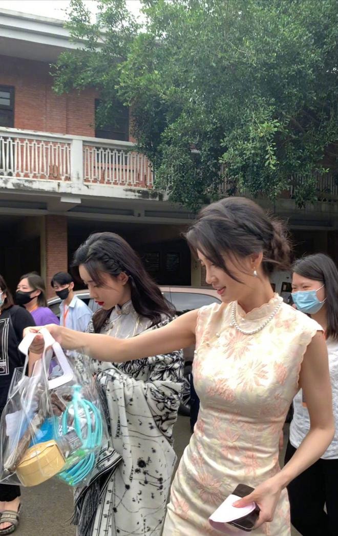 Angelababy gây sốt với nhan sắc hút hồn khi diện sườn xám gợi cảm đi quay show 6