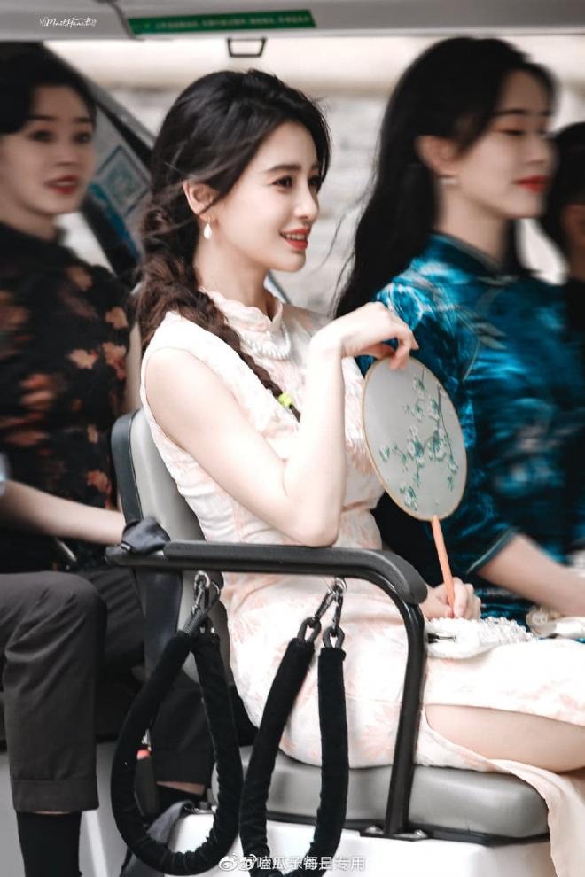 Angelababy gây sốt với nhan sắc hút hồn khi diện sườn xám gợi cảm đi quay show 5