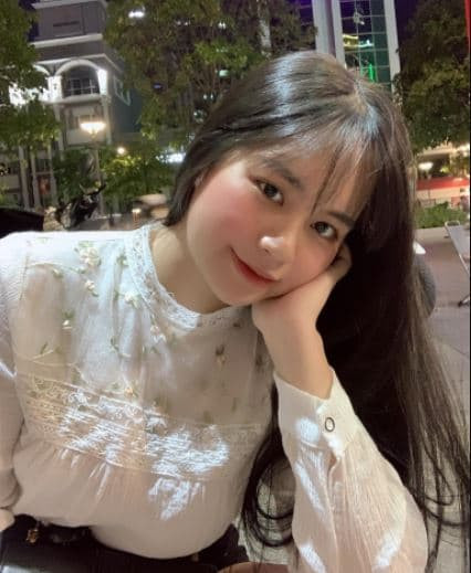 Vợ cầu thủ sinh con  1