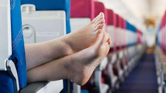 cởi dép khi đi máy bay 1 cởi dép khi đi máy bay 1