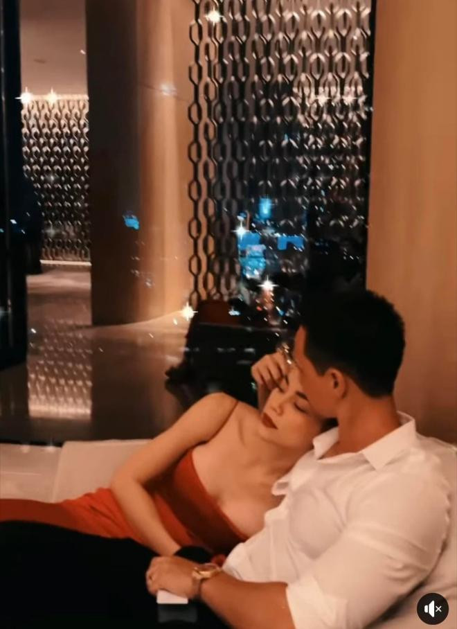 kim-ly-dan-ha-ho-22di-tron22-trong-ngay-cua-me-nhin-khoanh-khac-tua-vai-hon-nhe-la-hieu-22u-me22-vo-co-nao-6-ngoisaovn-w1284-h1767 2