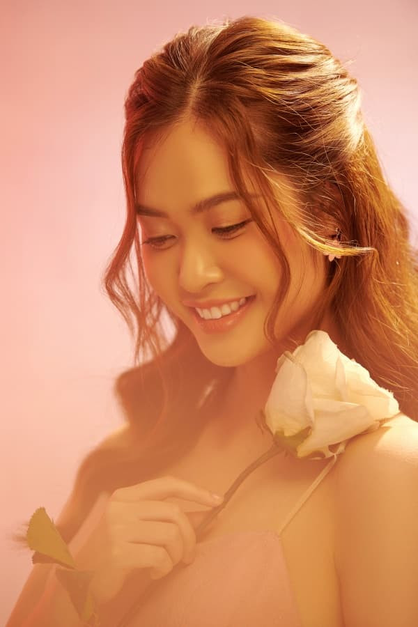 nong-thuy-hang2-ngoisaovn-w600-h900 0