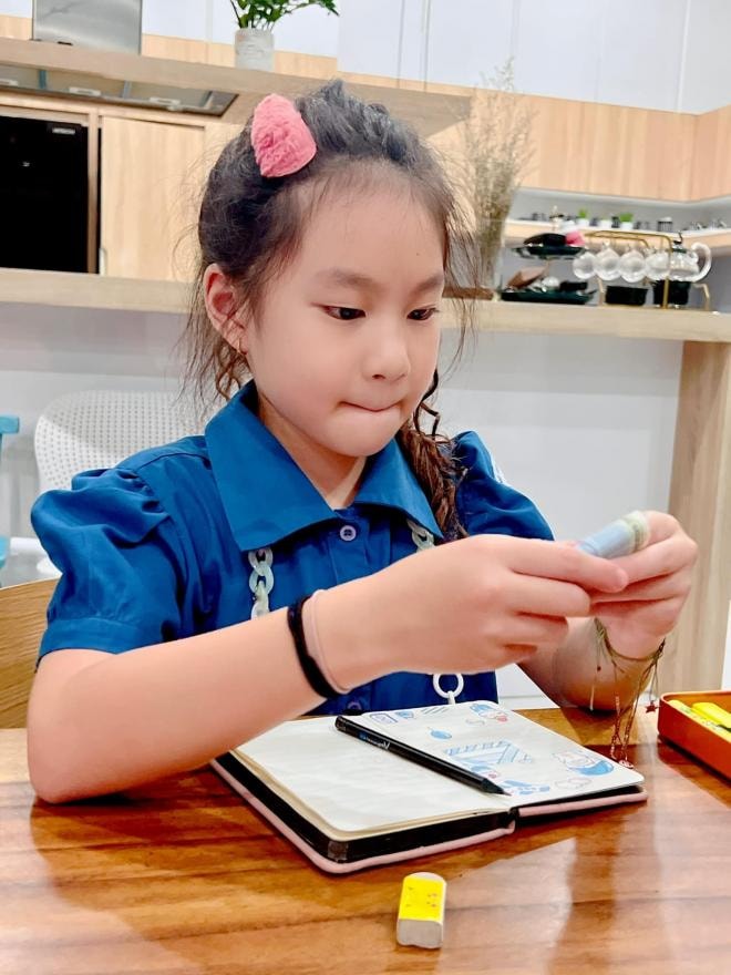 ly-hai-khoe-con-gai-con-nho-da-biet-cach-giu-tien-nhoc-ti-gay-chu-y-dien-mao-xinh-xan-my-nhan-tuong-lai-2-ngoisaovn-w1536-h2048 3