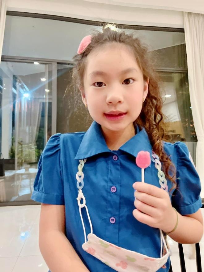 ly-hai-khoe-con-gai-con-nho-da-biet-cach-giu-tien-nhoc-ti-gay-chu-y-dien-mao-xinh-xan-my-nhan-tuong-lai-9-ngoisaovn-w1536-h2048 1