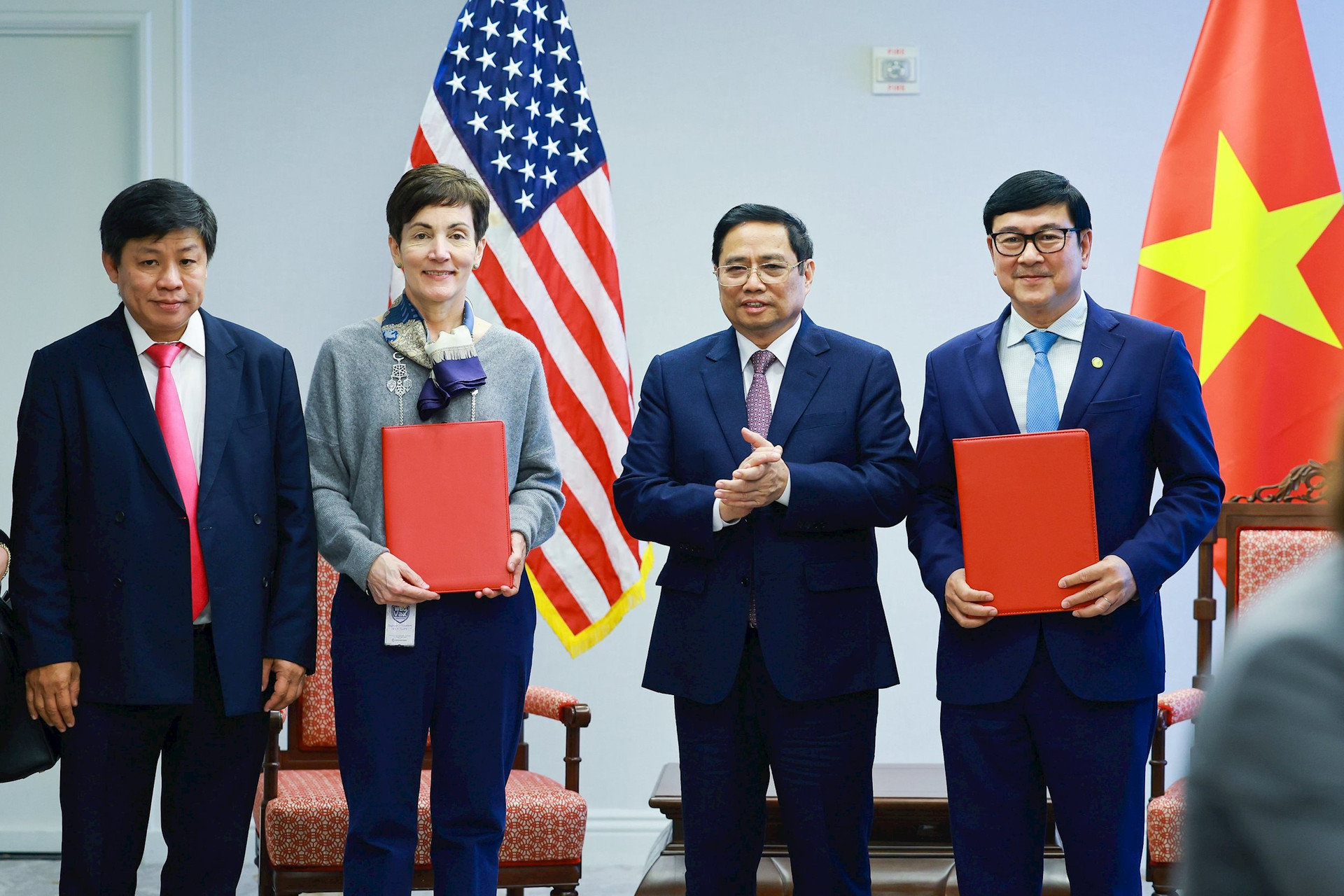 Bà Stephanie von Friedeburg – Phó chủ tịch điều hành cao cấp IFC (thứ hai từ trái sang) và ông Trần Hoài Nam - Phó Tổng giám đốc HDBank (bìa phải) trao văn kiện ký kết dưới sự chứng kiến của Thủ tướng Chính phủ Phạm Minh Chính.