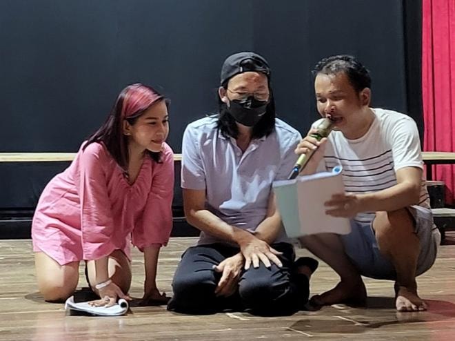 hinh-anh-moi-nhat-cua-danh-hai-hoai-linh-gay-xuc-dong-dien-do-gian-di-di-ho-tro-dan-em-bit-kin-mat-van-lo-doi-mat-met-moi01-ngoisaovn-w1657-h1242 1