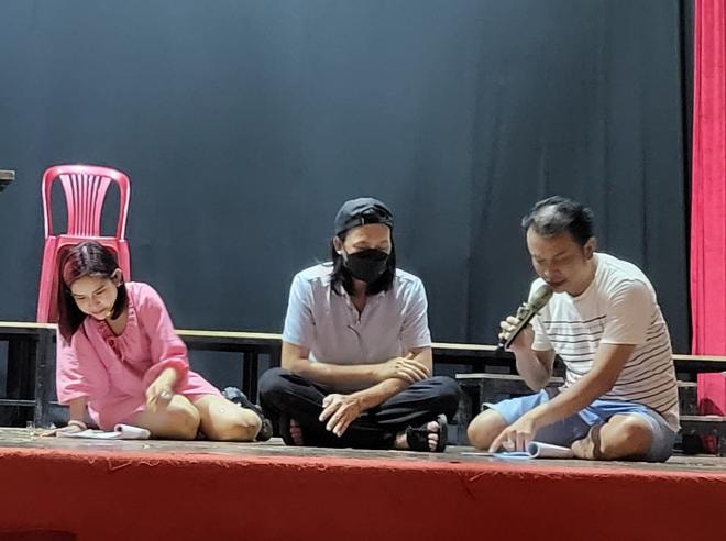 hinh-anh-moi-nhat-cua-danh-hai-hoai-linh-gay-xuc-dong-dien-do-gian-di-di-ho-tro-dan-em-bit-kin-mat-van-lo-doi-mat-met-moi04-ngoisaovn-w2048-h1529 0