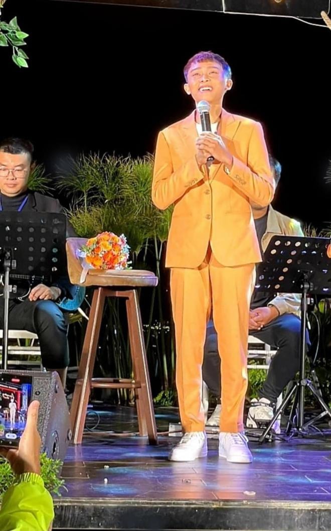 bo-me-ho-van-cuong-lan-dau-di-coi-liveshow-cua-con-trai-an-dien-cuc-gian-di-nhung-tu-choi-phat-bieu-ve-quy-tu-3-ngoisaovn-w955-h1533 5