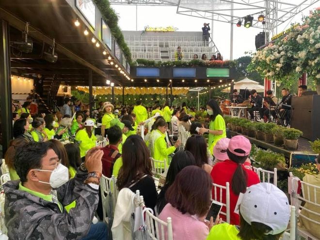 bo-me-ho-van-cuong-lan-dau-di-coi-liveshow-cua-con-trai-an-dien-cuc-gian-di-nhung-tu-choi-phat-bieu-ve-quy-tu-5-ngoisaovn-w1000-h750 3