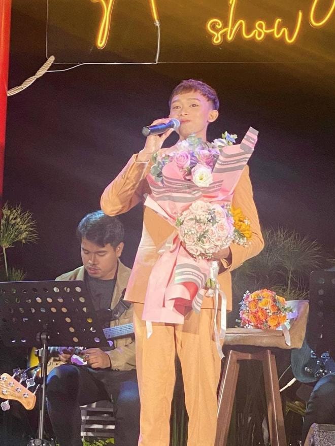 bo-me-ho-van-cuong-lan-dau-di-coi-liveshow-cua-con-trai-an-dien-cuc-gian-di-nhung-tu-choi-phat-bieu-ve-quy-tu-9-ngoisaovn-w1000-h1333 4